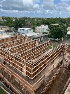 Vista aérea de los cimientos y muros de una residencia en construcción