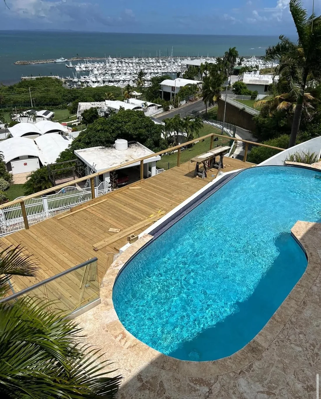 Piscina terminada con vista a la marina en Fajardo Residence
