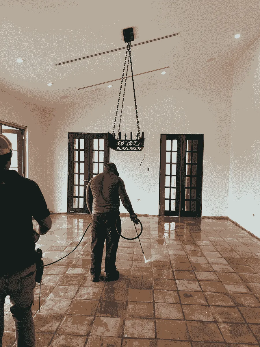 Interior residencial terminado con lámpara colgante y puertas francesas