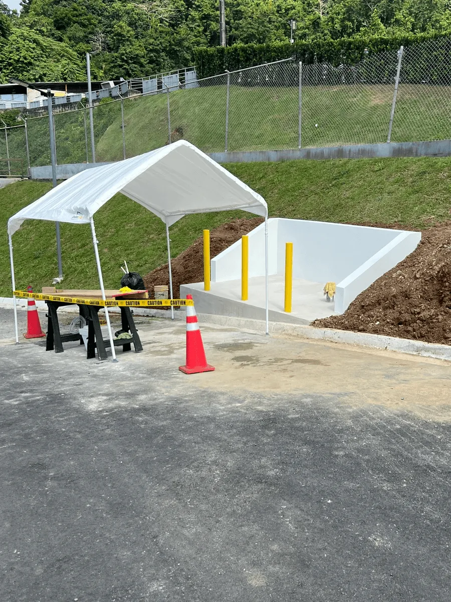 Losa de concreto nueva para generador con toldo de protección durante la construcción