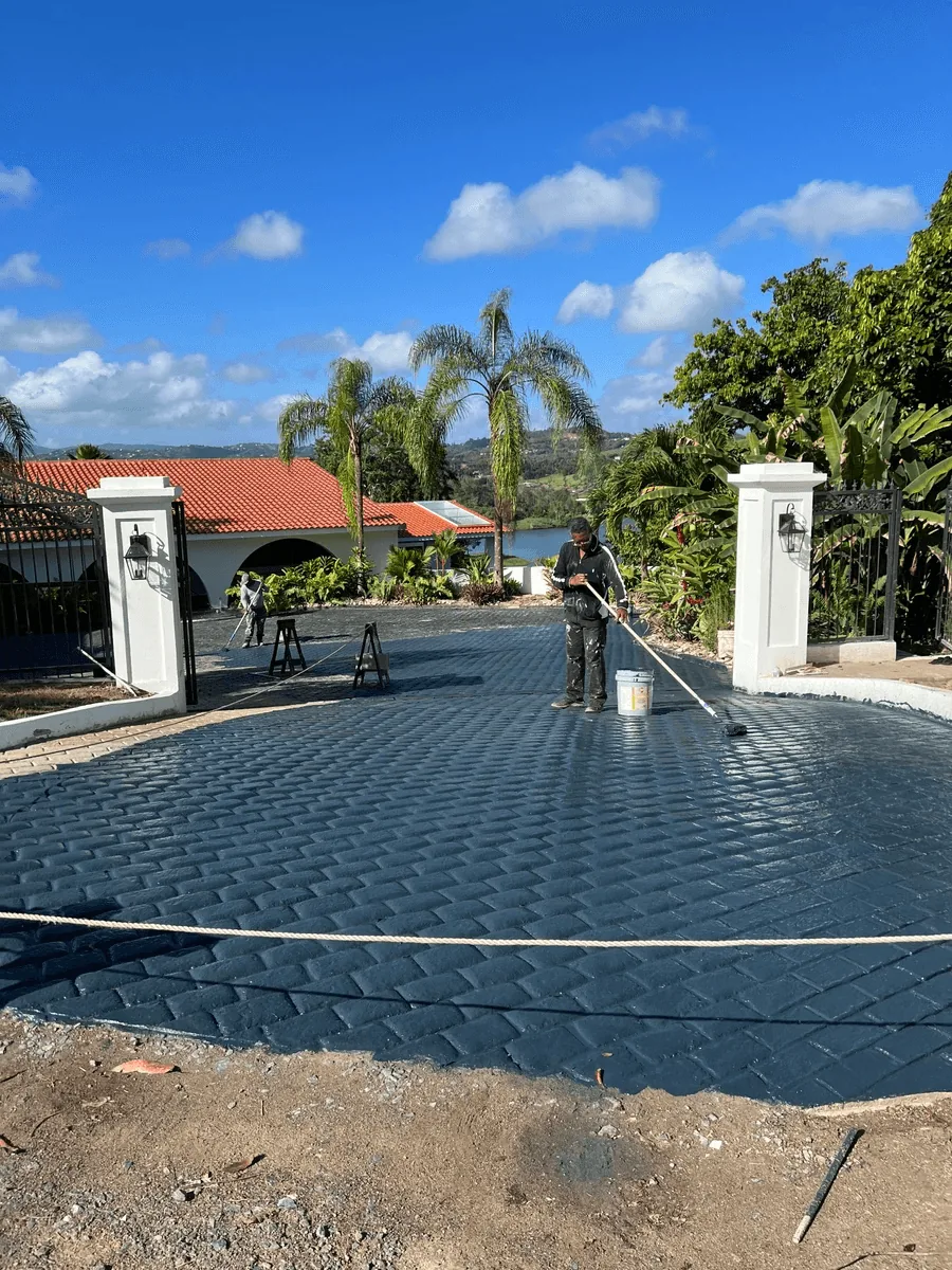 Piscina con deck de adoquines en construcción