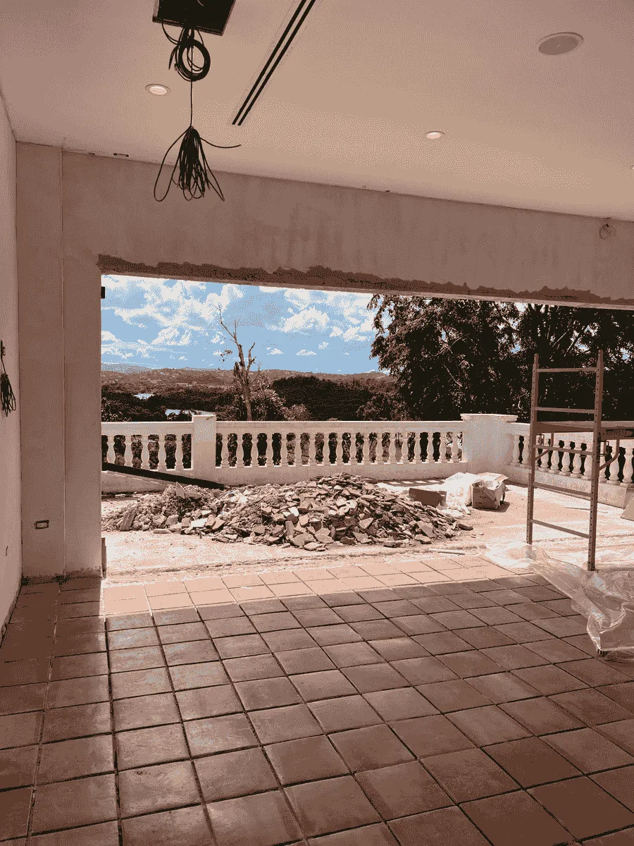 Terraza residencial durante la demolición previa a la remodelación