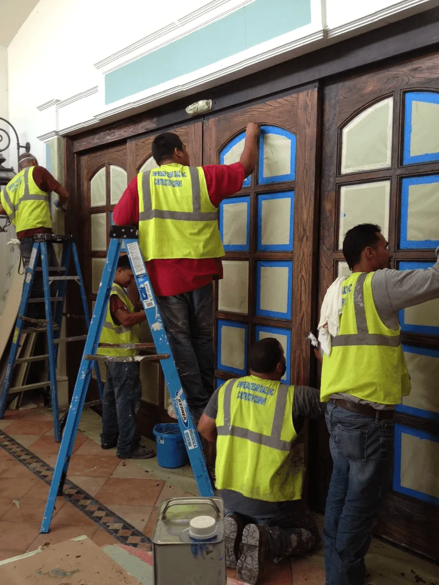 Equipo de Empresas César Díaz trabajando puertas y ventanas de madera en el Wyndham Rio Mar Beach Resort